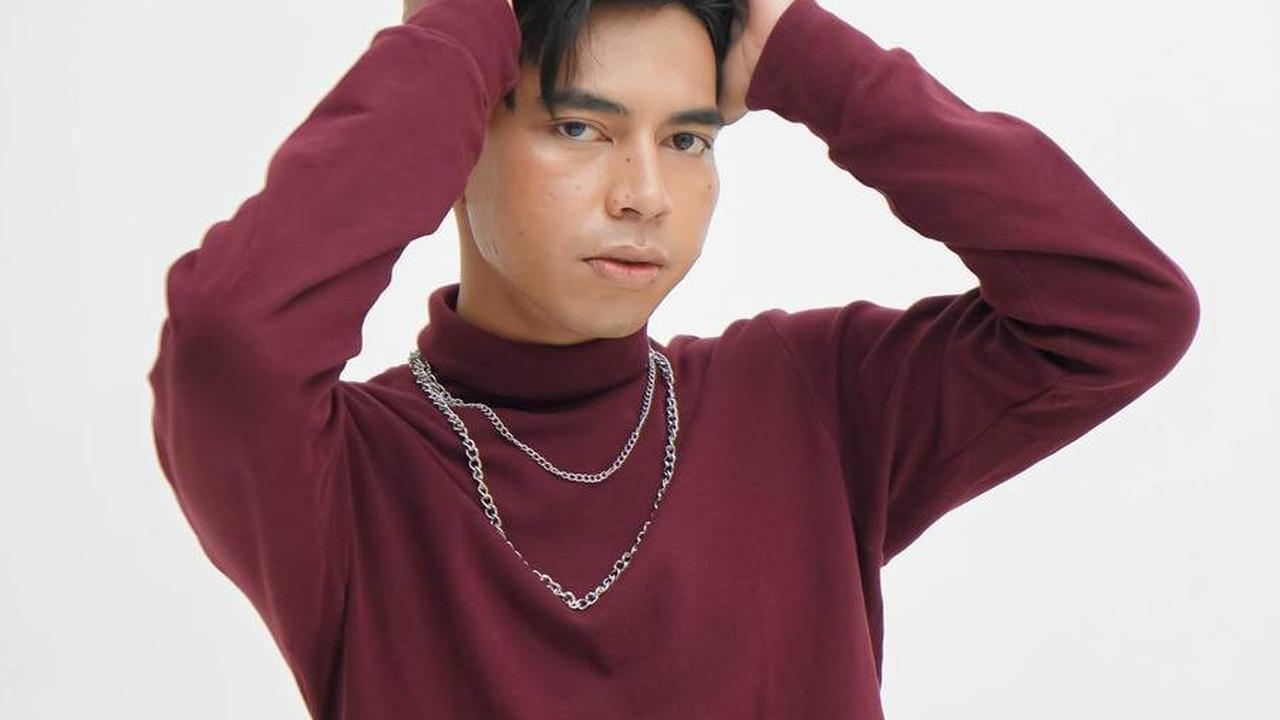 Pasalnya, Dimas Ahmad disebut-sebut memiliki profesi baru yang sama sekali berbeda dari sosoknya sebagai selebgram.<br><br>