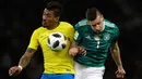 Pemain timnas Brasil,  Paulinho berebut bola dengan pemain timnas Jerman, Julian Draxler dalam laga uji coba di Olympiastadion Berlin, Selasa (27/3). Brasil sukses menaklukkan Jerman dengan skor 1-0. (AP Photo/Michael Sohn)