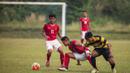 Striker Indonesia U-19, Dimas Drajad, berusaha melewati hadangan pemain PPLM pada laga ujicoba di Lapangan NYTC Sawangan, Depok, Jawa Barat, Jumat (5/8/2016). Indonesia U-19 menang 3-0 atas PPLM. (Bola.com/Vitalis Yogi Trisna)