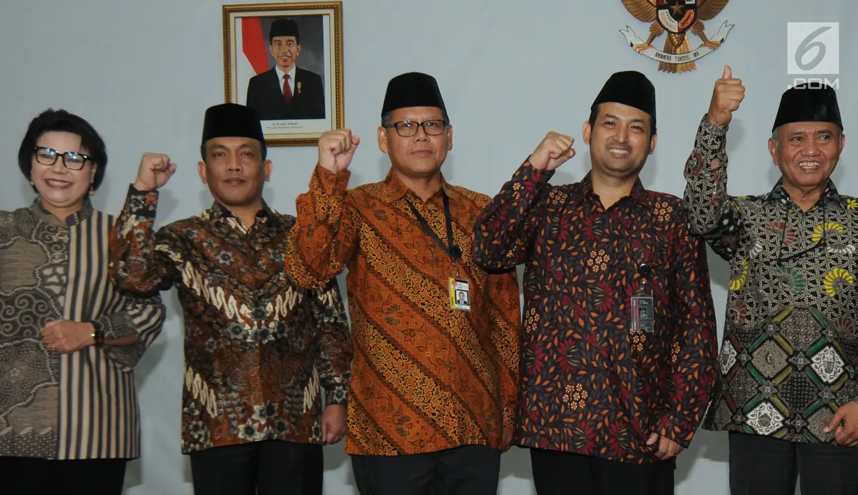 Ketua KPK, Agus Rahardjo dan Wakil Ketua KPK, Basaria Panjaitan berfoto bersama tiga pejabat baru KPK seusai acara pelantikan di Jakarta, Kamis (20/9). Salah satunya adalah pejabat Direktur Penyidikan KPK, Kombes RZ Panca Putra . (Merdeka.com/Dwi Narwoko)