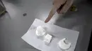 Insinyur makanan Roberto Lemus menunjukkan sampel permen untuk anak-anak yang dibuat dengan tepung beras di Laboratorium Universitas Chile, Santiago, Chile, 17 Juni 2022. Rumput laut cochayuyo yang dikeringkan, kentang tumbuk instan, dan air panas adalah bahan yang diperlukan untuk menu bergizi makanan cetak 3D. (Martin BERNETTI/AFP)