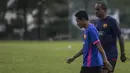 Pelatih Selangor FA, Pachaiappan Maniam, bersama Evan Dimas saat latihan di Lapangan SUK, Selangor, Sabtu (3/2/2018). Selangor FA bersiap jelang laga perdana Liga Super Malaysia melawan Kuala Lumpur FA. (Bola.com/Vitalis Yogi Trisna)