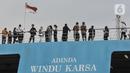 <p>Penumpang berada di deck KMP Adinda Windu Karsa saat perjalanan mudik menuju Pelabuhan Bakauheni, Lampung Selatan, Sabtu (30/4/2022). Selain terjangkau dalam harga tiket, mudik dengan kapal juga menyajikan panorama keindahan laut dan pulau yang membentang sepanjang perjalanan. (merdeka.com/Iqbal S. Nugroho)</p>