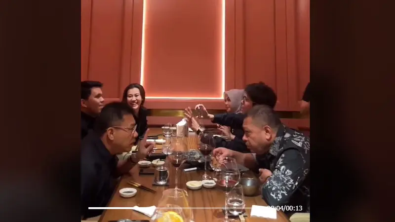 Warganet Sorot Keakraban Anang Hermansyah dan Raul Lemos Saat Makan Bareng  - ShowBiz Liputan6.com