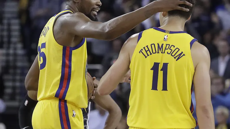 Kevin Durant melakukan selebrasi bersama Klay Thompson