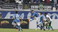 Bek Persib Bandung, Bojan Malisic, menendang bola saat melawan Persiwa Wamena pada laga Piala Indonesia di Stadion Si Jalak Harupat, Bandung, Senin (11/2). Persib menang 7-0 atas Persiwa. (Bola.com/M Iqbal Ichsan)