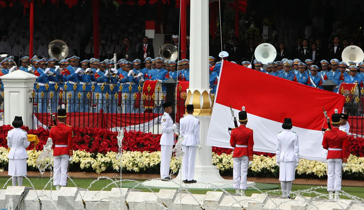 Paskibraka mengibarkan Bendera Merah Putih saat upacara Pengibaran Bendera Merah Putih dalam rangkaian Peringatan Detik-detik Proklamasi Kemerdekaan ke-73 di Istana Merdeka, Jakarta, Jumat (17/8). (Liputan6.com/HO/Bian)