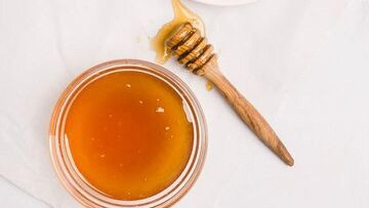 1. Madu: Manisnya Penenang Alami