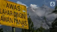 Aktivitas gunung merapi terlihat dari Lapangan Stiper, Glagaharjo, Cangkringan, Sleman, Kamis (19/11/2020). Balai Penyelidikan dan Pengembangan Tekonologi Kebencanaan Geologi (BPPTKG) Yogyakarta pada 5 November lalu menaikkan status Gunung Merapi menjadi siaga level III. (Liputan6.com/Johan Tallo)