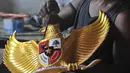 Kerajinan Garuda Pancasila tersebut terbuat dari bahan fiberglass. (merdeka.com/Imam Buhori)