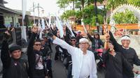 Kang Dedi Mulyadi saat mengomandoi pasukan Lembur Pakuan yang hendak menuju mata air Gunung Sunda. Foto (Istimewa)