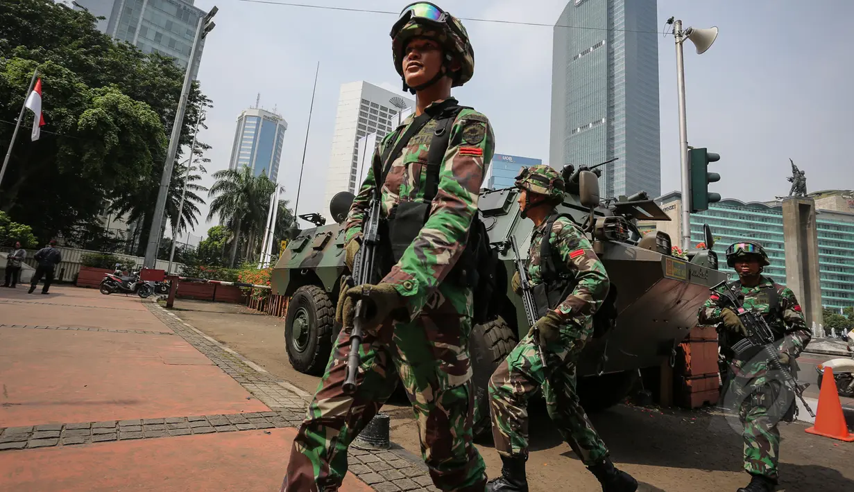 Sejumlah Anggota TNI Yonif Mekanik 201 Kodam Jaya berjaga dalam rangka pengamanan KAA di Kawasan Bundaran HI, Jakarta, Selasa (14/4/2015). KAA ke-60 akan berlangsung pada 18-24 April 2015 di Jakarta dan Bandung. (Liputan6.com/Faizal Fanani)