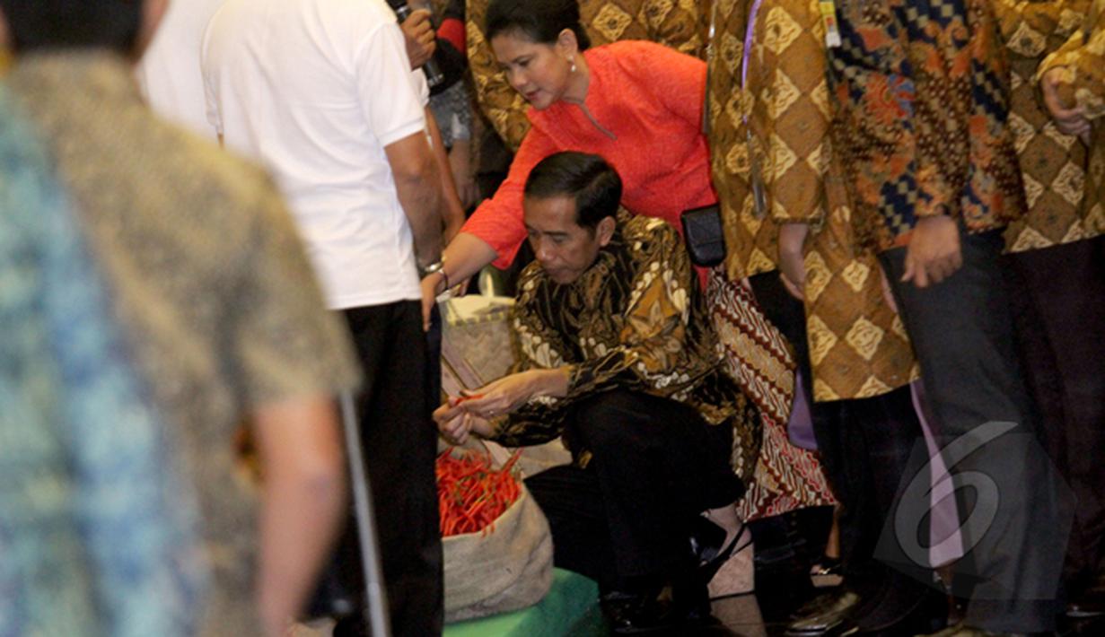 Presiden Joko Widodo melihat cabai di Jakarta Food Security Summit, Jakarta, Kamis (12/2/2015).  Acara ini ditujukan untuk mewujudkan karya dan komitmen para pelaku usaha dalam skala nasional dan internasional. (Liputan6.com/Faizal Fanani)