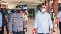 Kepala Korps Lalu Lintas (Kakorlantas) Polri, Irjen Istiono mendampingi Menteri Perhubungan (Menhub) Budi Karya Sumadi saat peringatan Hari Perhubungan Nasional (Harhubnas) di Universitas Gadjah Mada (UGM), Sleman, DIY, Jumat (17/9/2021). (Ist)