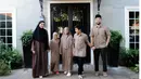 Tahun ini, Shireen Sungkar mengenakan abaya coklat tua dipadukan kerudung hitam. Ketiga anaknya dan Tengku Wisnu kompak dengan baju muslim coklat. [@shireensungkar]