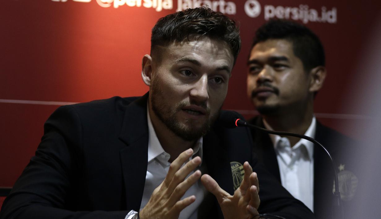 Marc Anthony Klok saat diperkenalkan Persija Jakarta di Kantor Persija, Kuningan, Jakarta, Sabtu (31/1). Persija resmi memboyong Marc Klok dengan kontrak berdurasi empat musim.(Bola.com/Yoppy Renato)