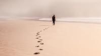 Ilustrasi melangkah, jejak kaki. (Photo by Ben Mack: https://www.pexels.com/photo/anonymous-man-walking-on-sandy-seashore-in-misty-weather-5326900/)