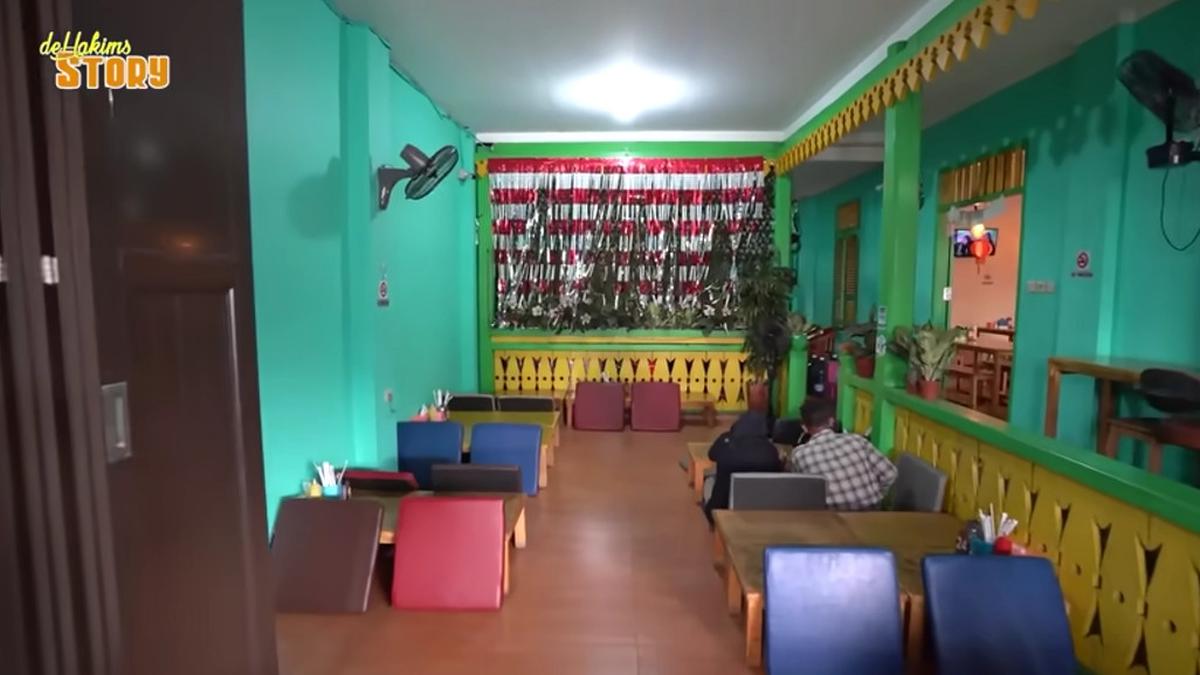 Intip Interior Warung Makan Ayah Ayu Ting Ting, Kental Nuansa Betawi