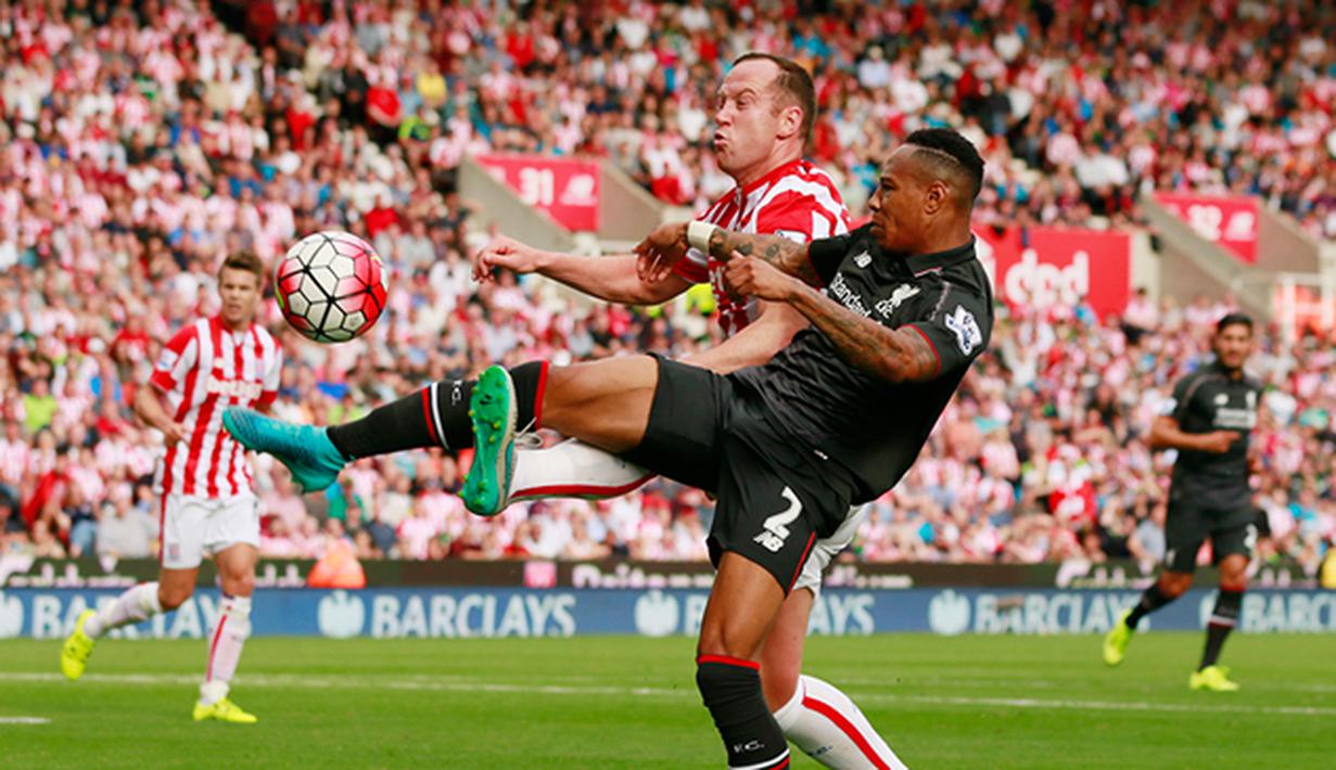 Pemain Liverpool, Nathaniel Clyne berebut bola dengan pemain Stoke, Charlie Adam pada laga Liga Premier Inggris di Britannia Stadium, Inggris, Minggu (9/8/2015). Stoke kalah 0-1 dari Liverpool. (Action Images via Reuters/Jason Cairnduff) 