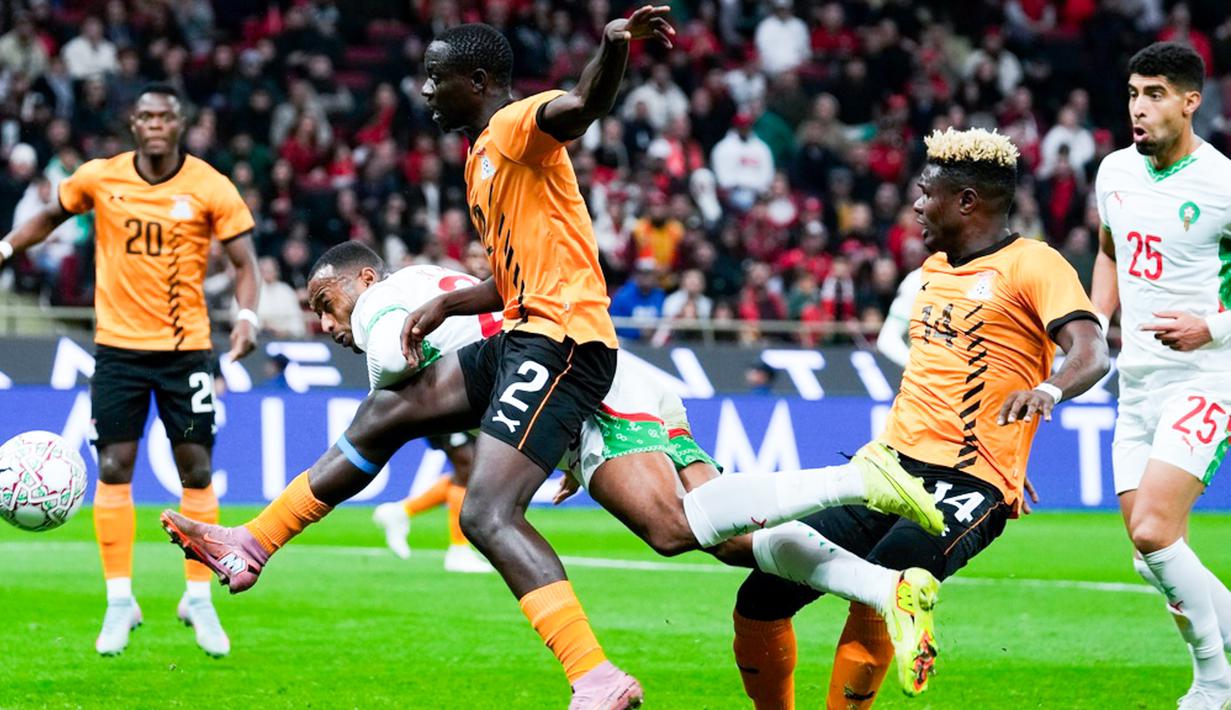 Pemain Maroko, Ayoub El Kaabi, mencetak gol ke gawang Zambia pada laga Piala Afrika di Prince Moulay Abdellah Stadium, Selasa (30/12/2025). (AP Photo/Themba Hadebe)