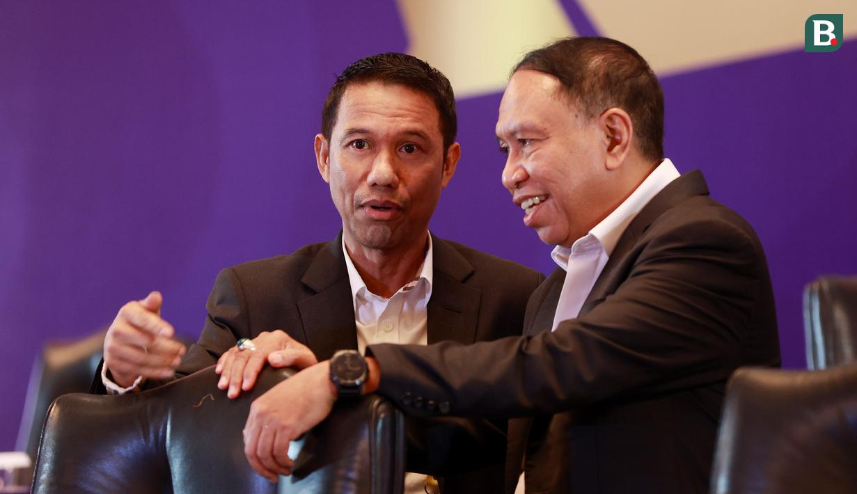 <p>Wakil Ketua PSSI, Zainudin Amali, berbincang dengan Sekjen PSSI 2021-2023 Yunus Nusi usai Kongres Luar Biasa (KLB) PSSI di Hotel Shangri-La, Jakarta Pusat, Kamis (16/2/2023). Yunus Nusi mundur sebagai Sekjen periode 2023-2027. (Bola.com/M Iqbal Ichsan)</p>