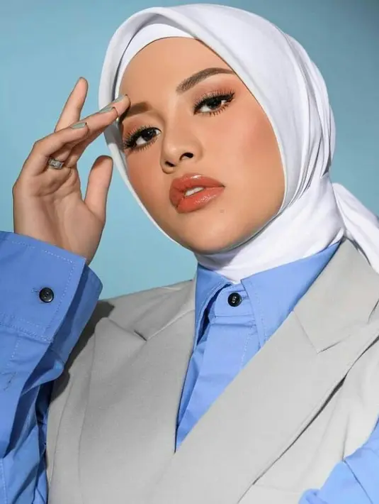 Tatanan hijab dengan cara diikat rapi ke belakang ini memang paling cocok untuk menunjukkan detail kerah yang unik pada outfitmu. (Instagram.com/aurelie.hermansyah).