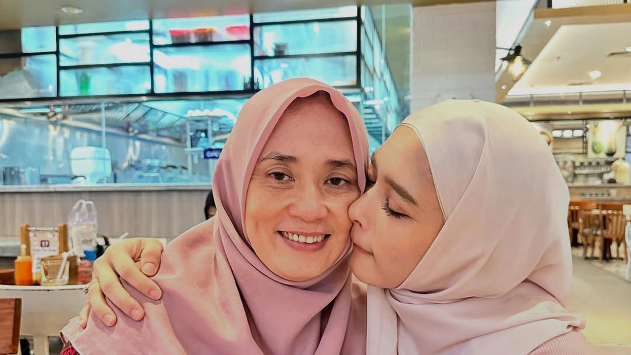 7 Potret Ibunda Inara Rusli yang Jarang Tersorot, Sama Cantiknya