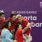 Ganda putra Indonesia, Kevin Sanjaya S/Marcus F Gideon dan Fajar Alfian/M Rian Ardianto berswafoto bersama Menko PMK Puan Maharani usai Final Bulutangkis Asian Games 2018 di Istora GBK, Jakarta, Selasa (28/8). (Liputan6.com/Helmi Fithriansyah)