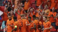 Memphis Depay dan rekan setimnya merayakan gol pertama Belanda ke gawang Austria pada laga Grup C Euro 2020 di Johan Cruyff Arena, Amsterdam, Belanda, Jumat (18/6/2021) dini hari WIB. (Dean Mouhtaropoulous/ Pool via AP)