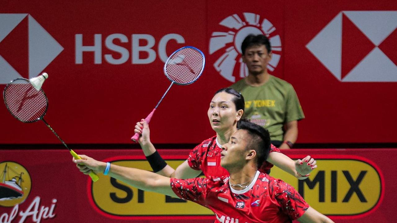 Ganda campuran Indonesia, Dejan Ferdinansyah/Gloria Emanuelle Widjaja bertanding menghadapi wakil Thailand, Dechapol Puaavaranukroh/Sapsiree Taerattanachai dalam perempat final Indonesia Open 2024 di Istora Senayan, Jakarta, Jumat (7/6/2024). Langkah Deja