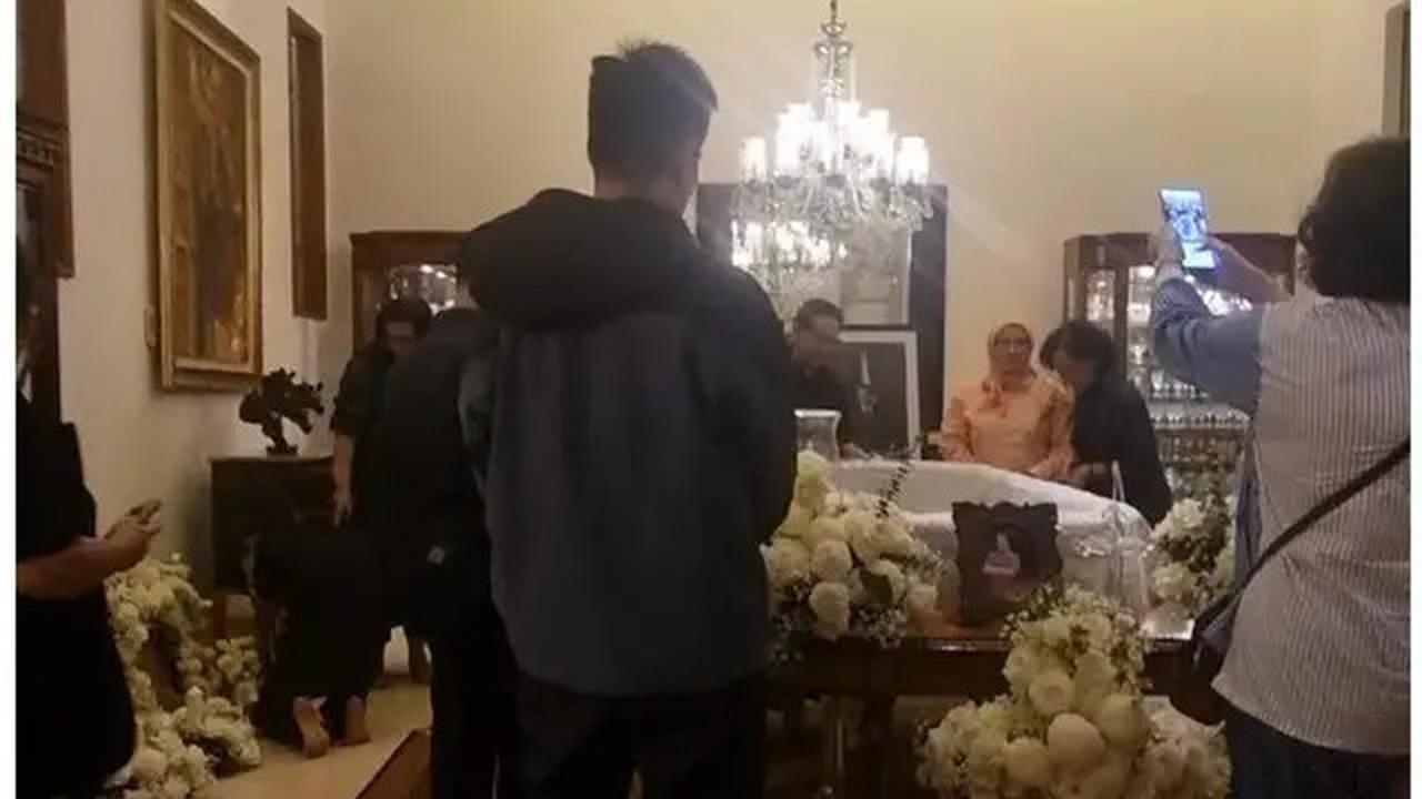 6 Potret Baim Wong Melayat Hotma Sitompul, Tetap Hadir Usai Sidang Perceraian