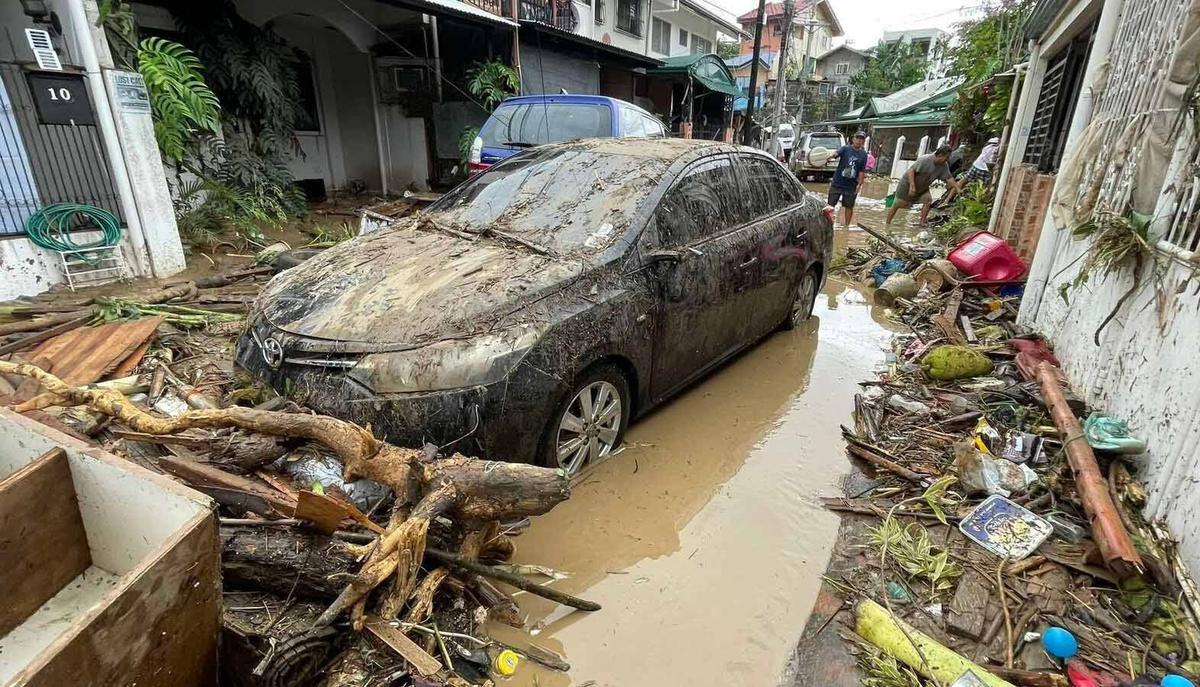 FOTO: Terjangan Topan Kalmaegi, Mobil-Mobil di Cebu Bertumpuk Seperti Mainan