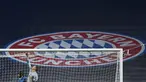 Kiper Bayern Munchen, Manuel Neuer memotong jaring gawang saat merayakan timnya meraih trofi Liga Champions usai mengalahkan PSG pada pertandingan final di stadion Luz di Lisbon (23/8/2020). Munchen menang tipis atas PSG 1-0. (AFP/Pool/David Ramos)