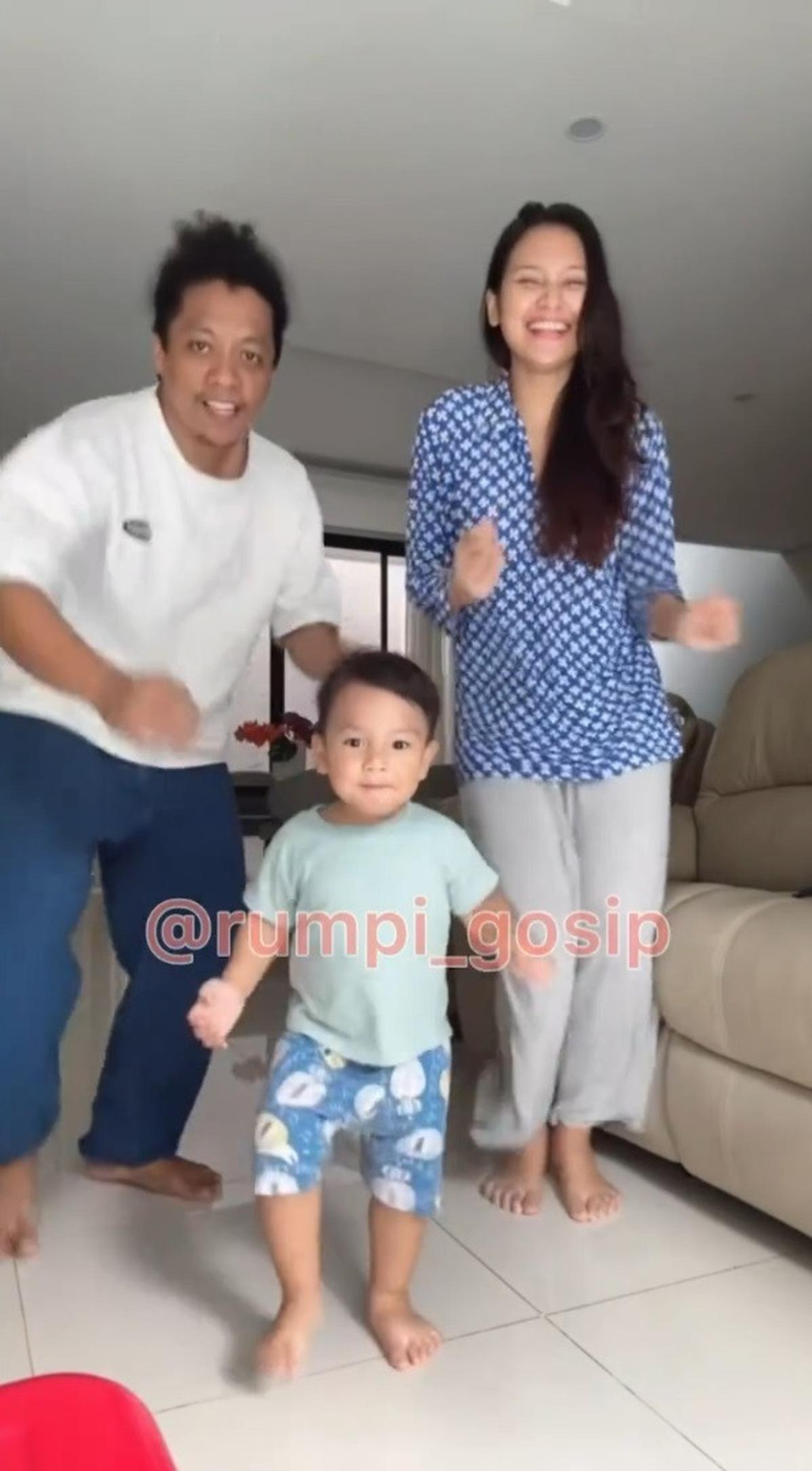 Selain itu, Indah juga ingin mengabadikan momen kebersamaannya dengan putranya dengan memperlihatkan wajah anaknya kepada publik.<br>