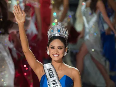 Ekspresi Miss Filipina, Pia Alonzo Wurtzbach usai dinobatkan sebagai pemenang Miss Universe 2015 di The AXIS Las Vegas, AS, Minggu (20/12). Sebelumnya, pembawa acara sempat salah mengumumkan nama Miss Columbia sebagai pemenang. (AFP Photo/VALERIE MACON)