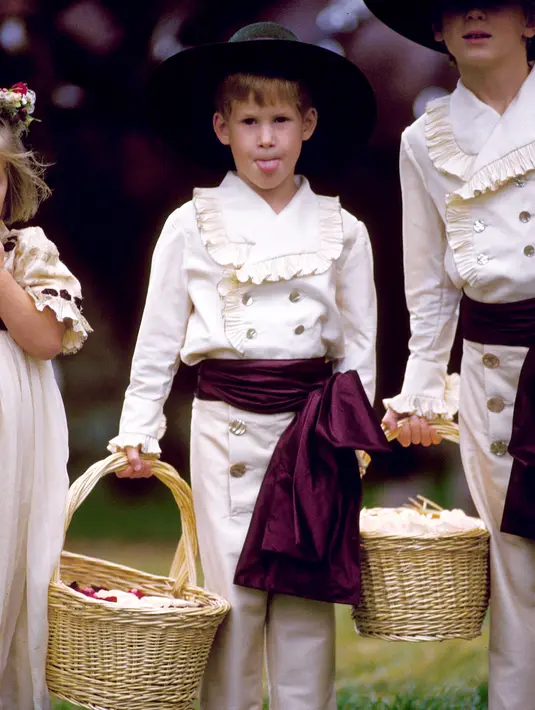 Hmm.. lagi-lagi Pangeran Harry menjulurkan lidahnya. (DAVID HARTLEY/REX/Shutterstoc/Peoplek)