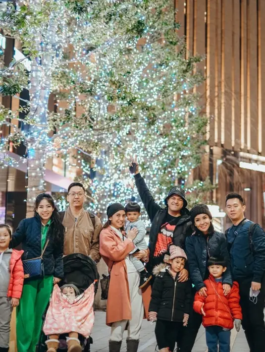 Tidak hanya berempat bareng buah hati, kakak Chelsea Olivia, Christina Olivia juga turut serta dengan mengajak suami dan buah hatinya. Momen liburan Natal dan tahun baru 2023 tentunya jadi makin seru dan ramai karena banyak anak-anak. Selain jadi momen liburan, momen ini pun jadi momen playdate Nastusha - Dante dengan keponakan dan triple date Glenn - Chelsea dengan kakaknya. (Liputan6.com/IG/@glennalinskie)