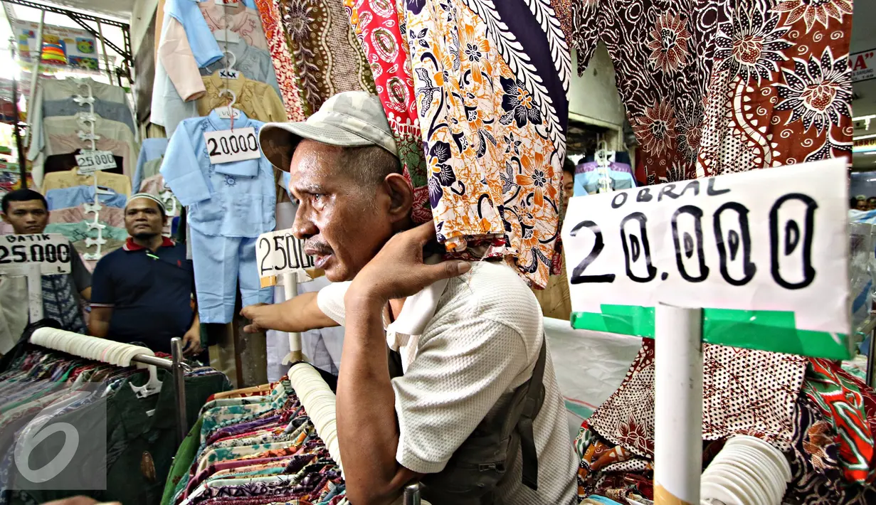 Seorang pedagang menutup kiosnya saat dilakukan pengosongan di Pasar Blok F Tanah Abang, Jakarta, Rabu (4/5). Pengosongan dilakukan karena para pemilik kios menunggak pembayaran yang mereka pakai. (Liputan6.com/Immanuel Antonius)