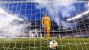 Kiper Real Madrid, Thibaut Courtois berjalan setelah bola masuk ke dalam gawang yang dijaganya selama laga International Champions Cup 2019 di Arena Stadium Metlife, New Jersey (27/7/2019). Atletico menang telak 7-2 atas Real Madrid. (AFP Photo/Johannes Eisele)