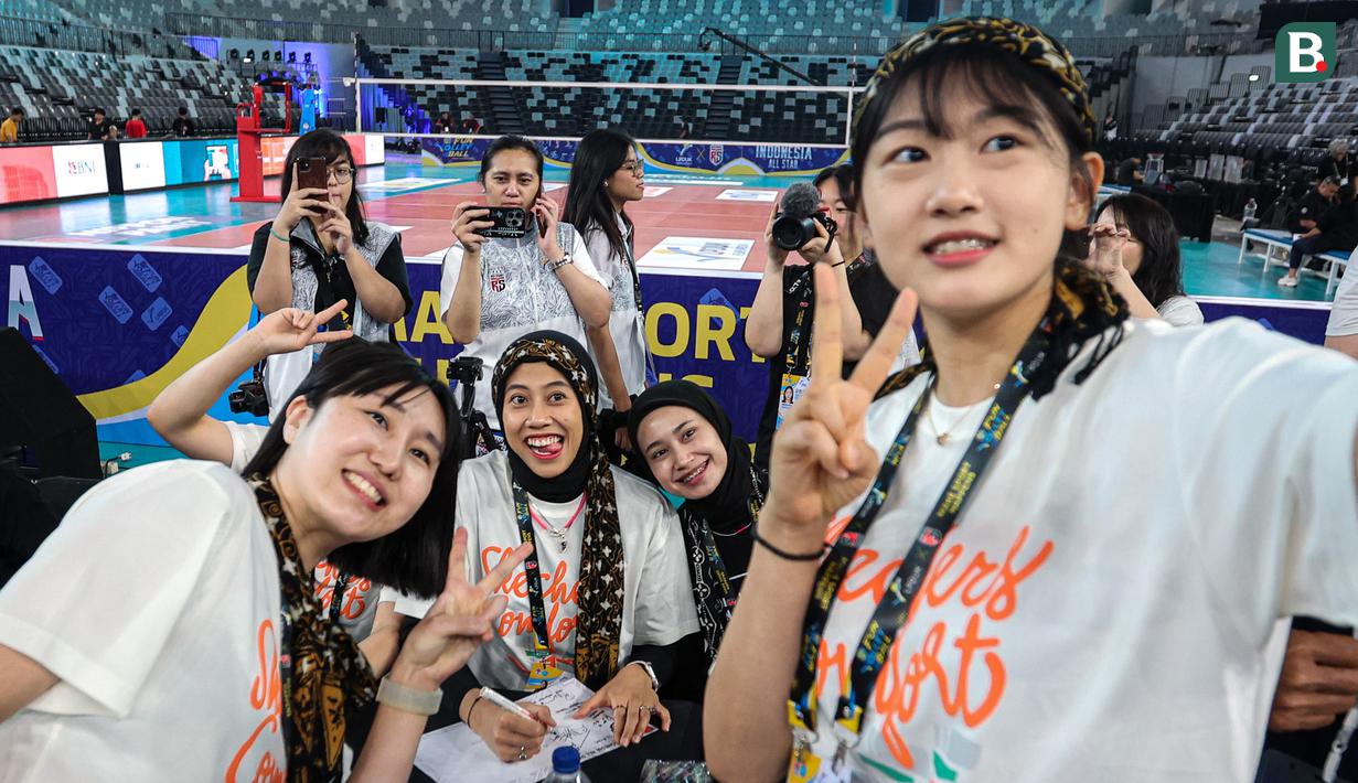 <p>Pemain Red Sparks, An Ye-rim (kanan), Yeum Hye-seon (kiri), Megawati Hangestri (tengah kiri) dan pemain Indonesia All Star Hany Budiarti (tengah kanan) berswafoto saat acara fans signing Fun Volleyball 2024 di Indonesia Arena, Senayan, Jakarta, Sabtu (20/04/2024). (Bola.com/Bagaskara Lazuardi)</p>