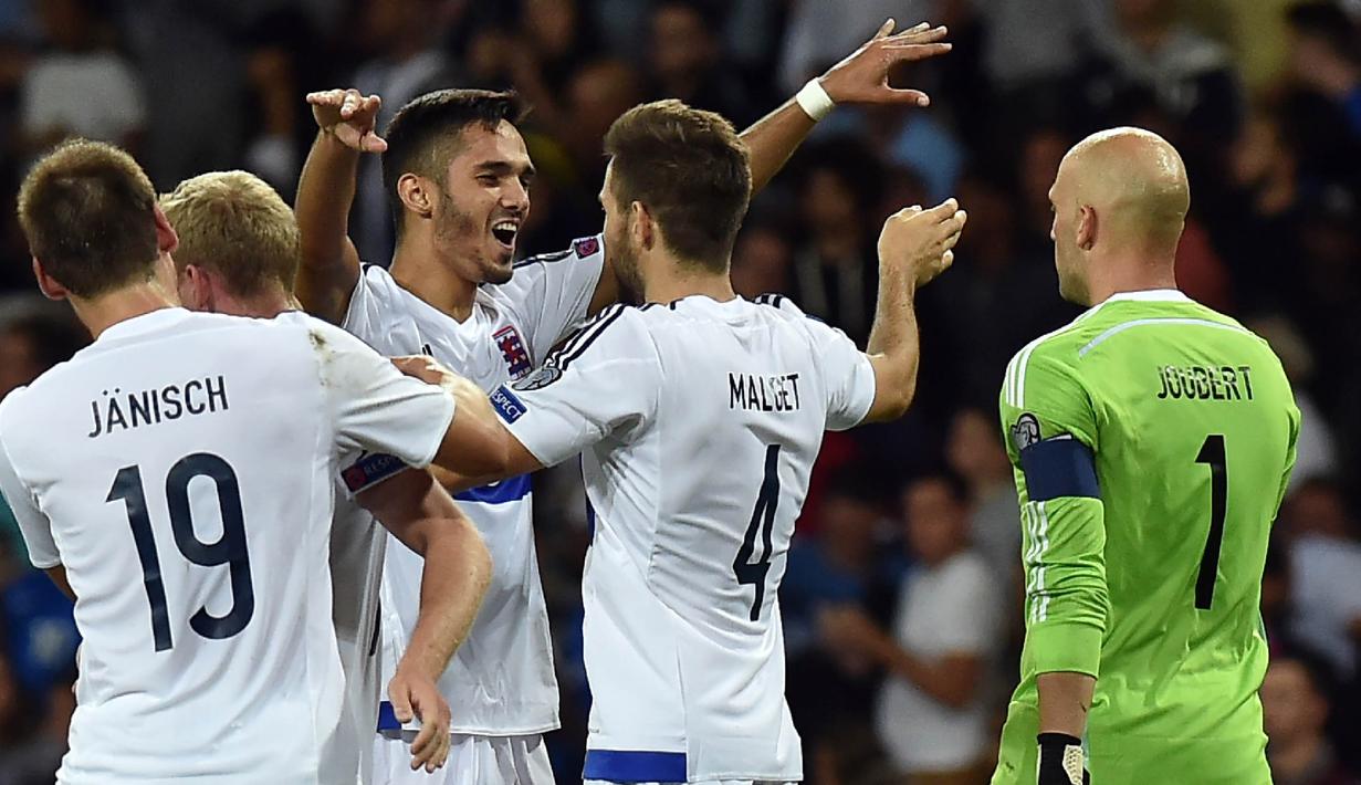 Para pemain Luksemburg berpesta usai membuat kejutan dengan menahan imbang Prancis pada laga Kualifikasi Piala Dunia 2018 di Stadion Municipal, Toulouse, Minggu (3/9/2017). Kedua negara bermain imbang 0-0. (AFP/Remy Gabalda)