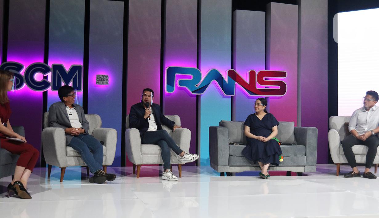 Managing Director Emtek, Sutanto Hartono (kiri) bersama perwakilan RANS Entertainment Nagita Slavina, Raffi Ahmad, dan Kaesang Pangarep saat konferensi pers di SCTV Tower, Jumat (29/10/2021). RANS Entertainment dan Emtek Group, lewat SCM, resmi mengumumkan kemitraan. (Liputan6.com/Herman Zakharia)