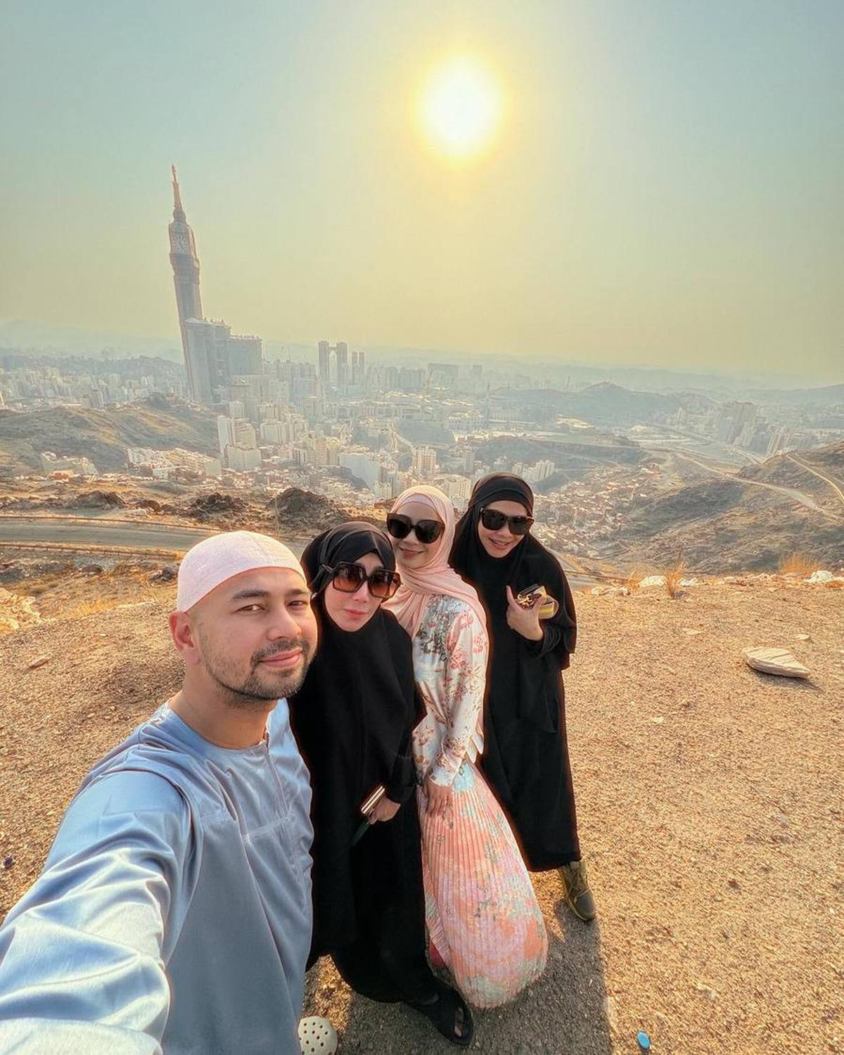 Gigi melengkapi look-nya dengan hijab berwarna pastel peach yang harmonis dengan long dress bermotif floral yang dikenakannya.<br>