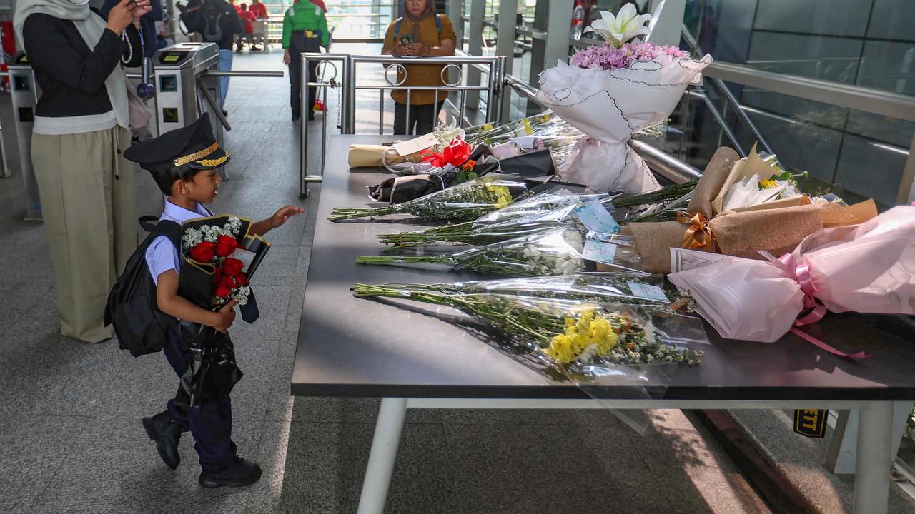 FOTO: Karangan Bunga Berjejer di Stasiun Bekasi Timur Pasca Kecelakaan Kereta