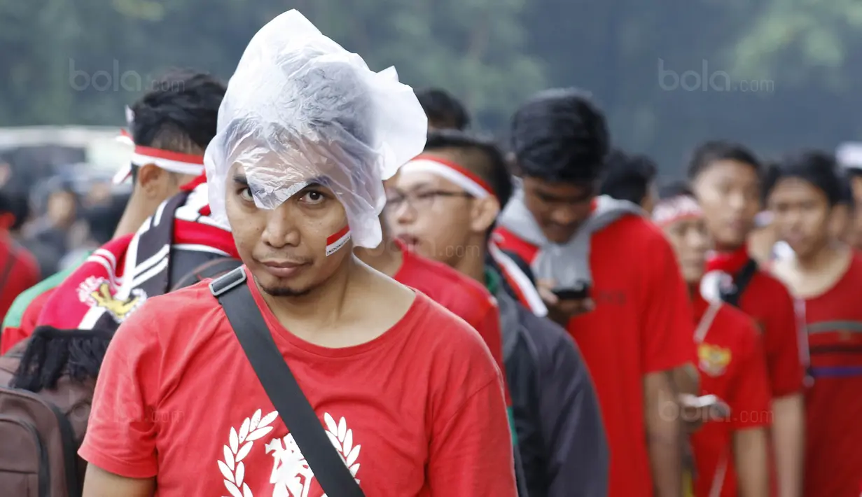 Suporter antre memasuki Stadion Utama Gelora Bung Karno (SUGBK), Jakarta, Minggu (14/1/2018). Kehadiran mereka untuk menyaksikan langsung pertandingan antara Indonesia melawan Islandia dalam laga persahabatan. (Bola.com/M Iqbal Ichsan)