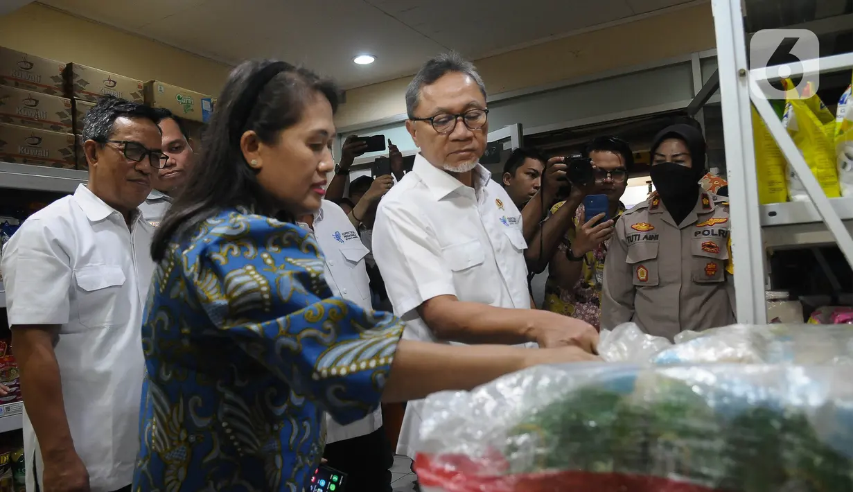 Untuk beras, Mendag Zulhas mengatakan masih ada alternatif bagi masyarakat yang ingin membeli beras dengan harga lebih ekonomis, yakni beras SPHP Bulog seharga Rp10.900 per kg atau beras premium Bulog Rp14.000 per kg. (merdeka.com/Imam Buhori)