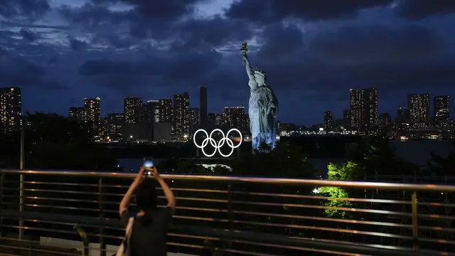 Potret Artistik Berlatar Logo Olimpiade