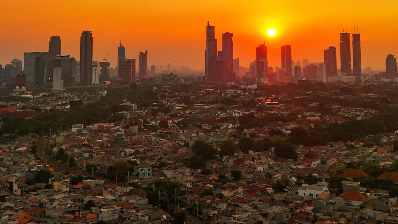 Keindahan Senja di Atas Langit Jakarta