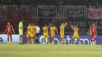 Para pemain Semen Padang merayakan gol keduanya ke gawang Persija Jakarta pada laga pekan ke-30 Liga 1 2024/2025 di Stadion Pakansari, Kabupaten Bogor, Minggu (27/4/2025). (Bola.com/Abdul Aziz)
