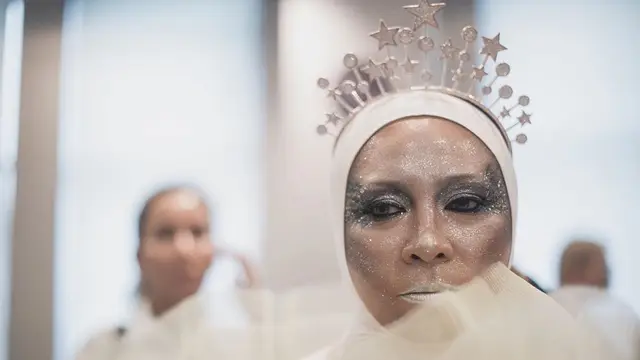Potret Melly Goeslaw di Jakarta Fashion Week 2020 (sumber: instagram/melly_goeslaw)